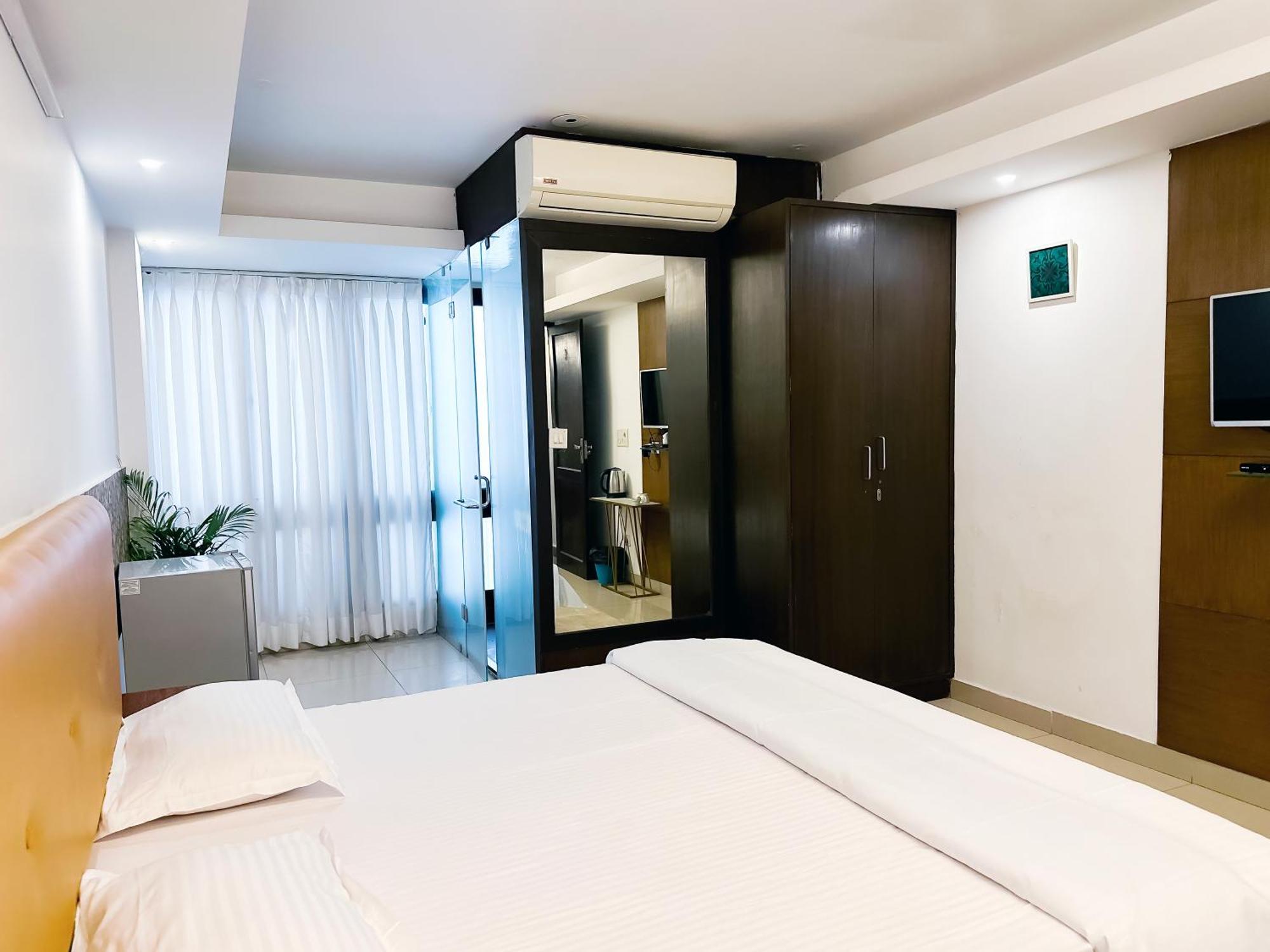Bed & Breakfast Hauz Khas Village Near Mia Bella Cafe *